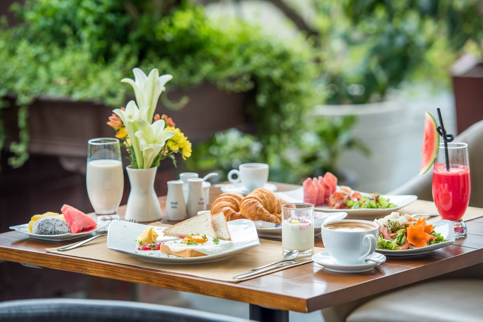 Breakfast surrounded by greenery